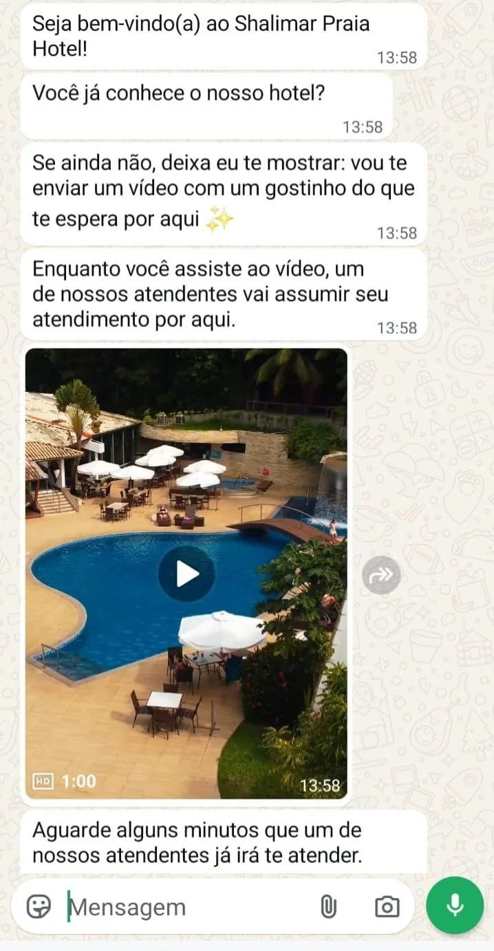 Conversa no WhatsApp do ponto de vista do hóspede: o hotel dá boas-vindas, pergunta se ele já conhece a casa, envia um vídeo e avisa que um atendente vai assumir.