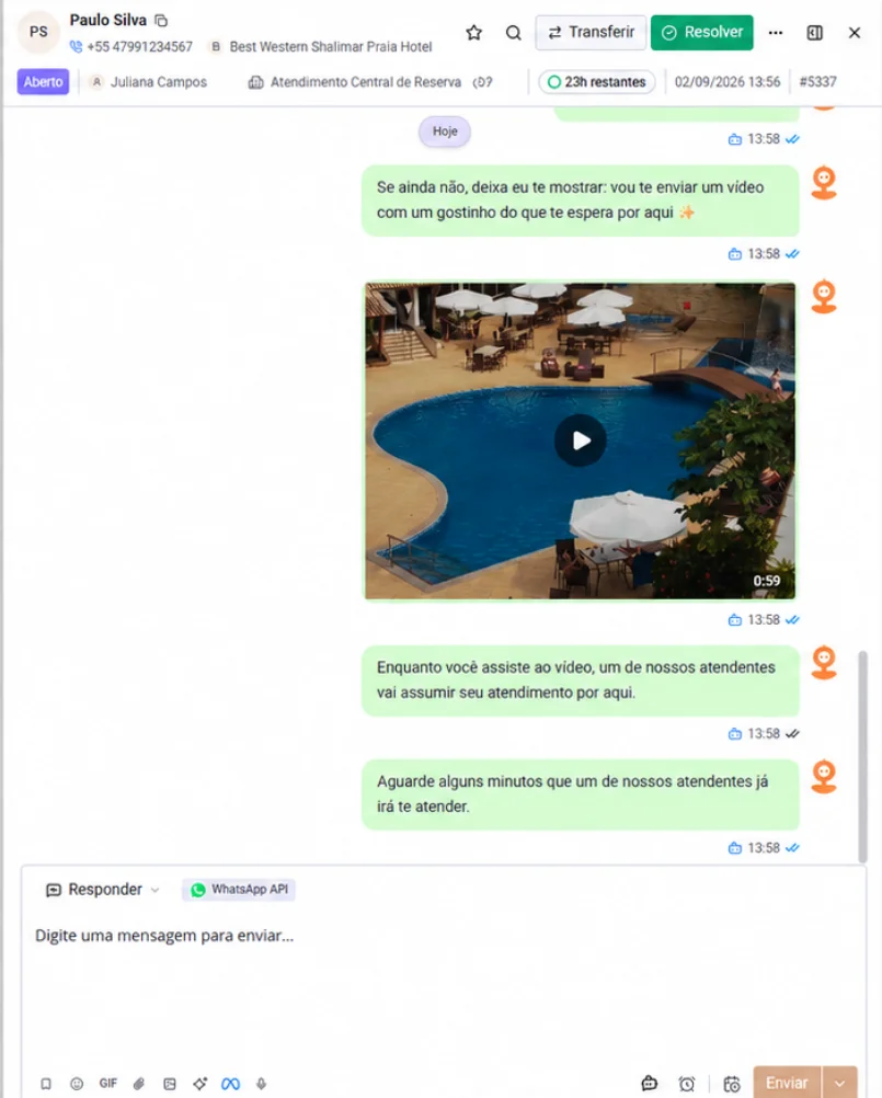 A mesma conversa vista no painel do CRM, com o nome do contato, a etapa do funil, o departamento responsável e o prazo restante no topo.