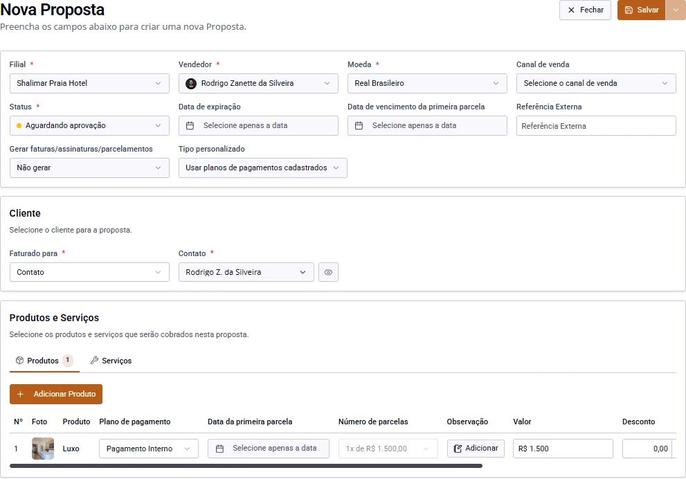 Tela do CRM com uma proposta sendo montada: a escolha do item, a quantidade, o valor unitário e o resumo com o total.